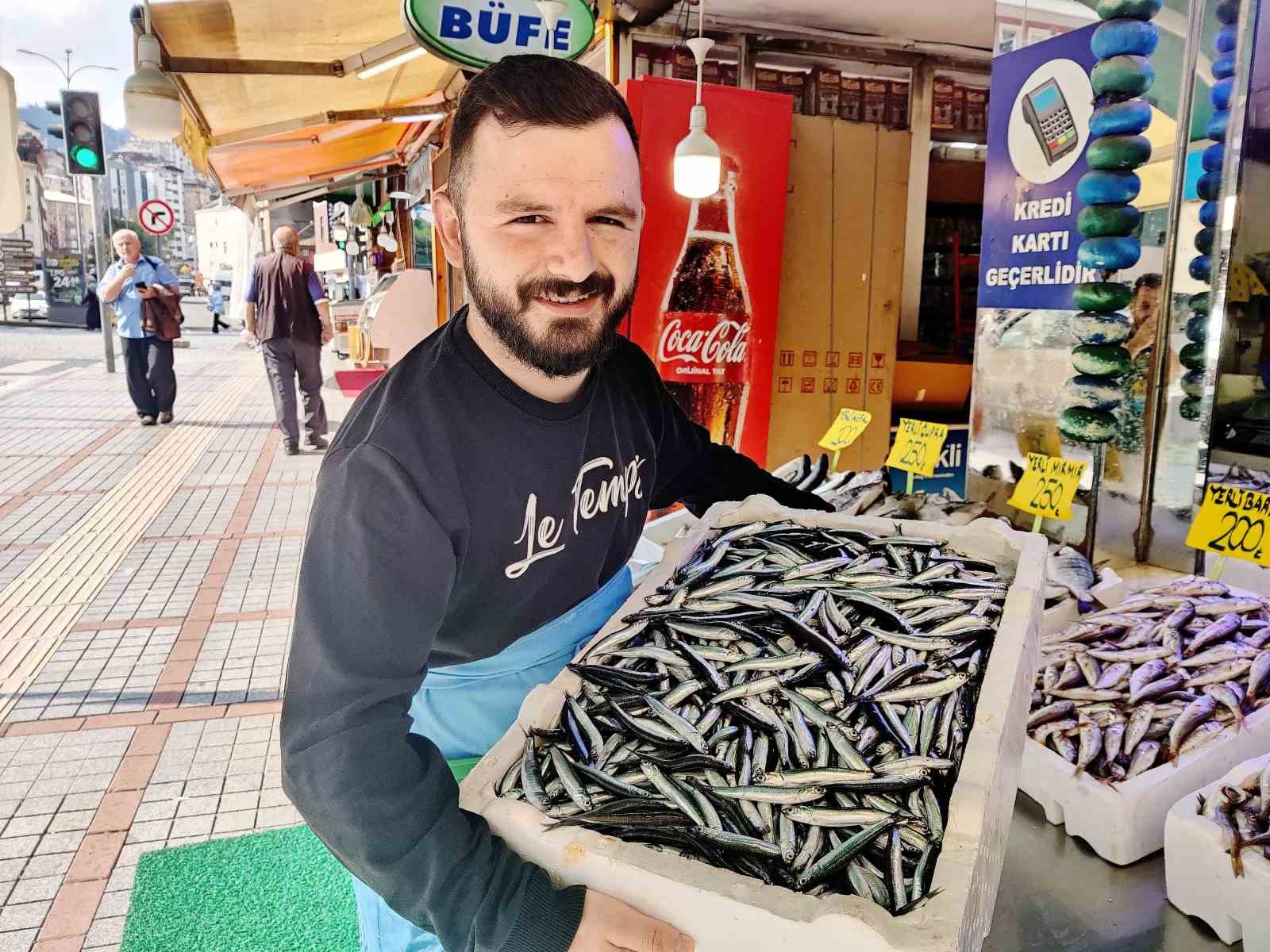 Hamsi Rize’de tezgaha düştü