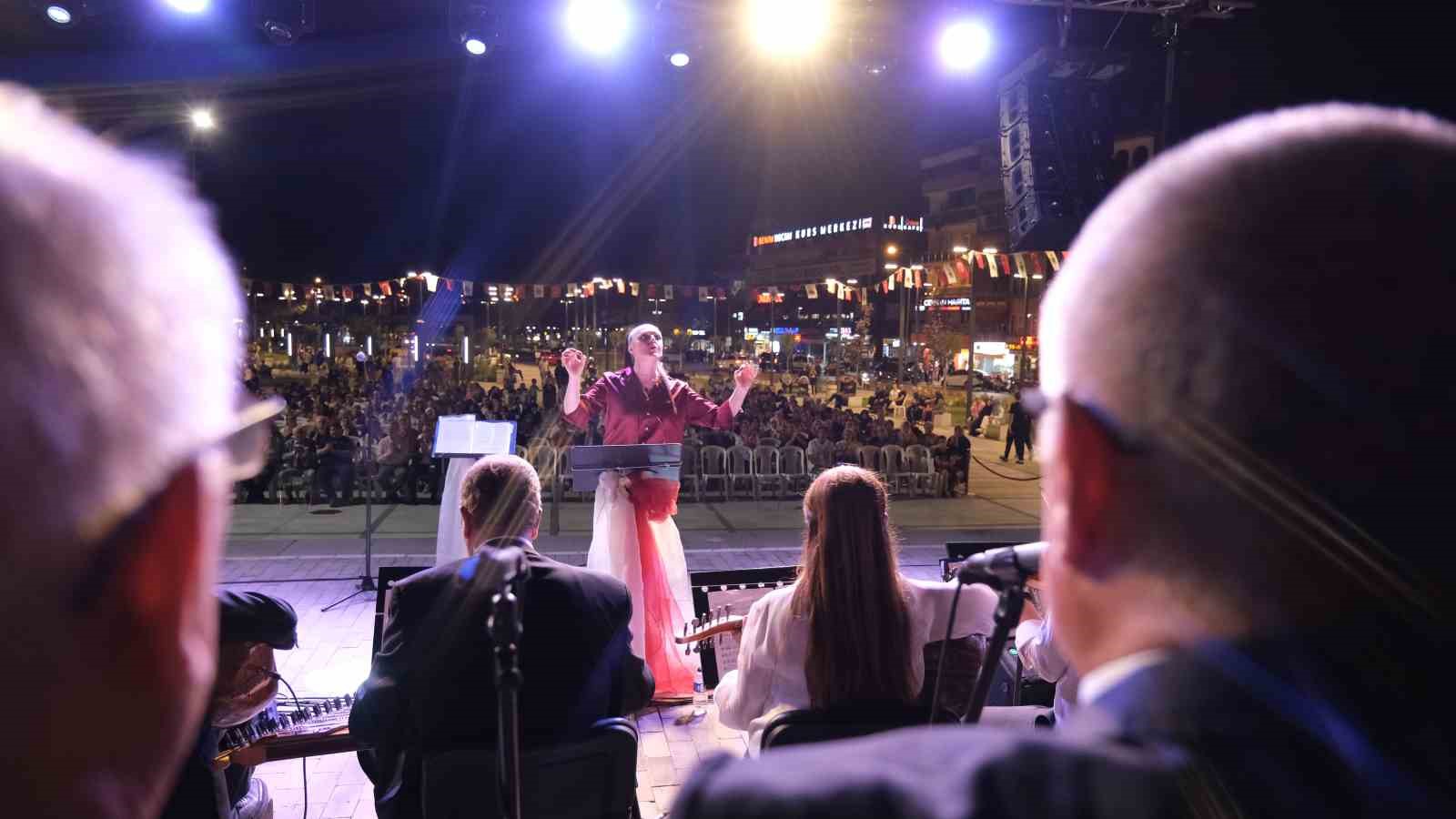 İneg&ouml;l Belediyesi TSM korosundan muhteşem konser
