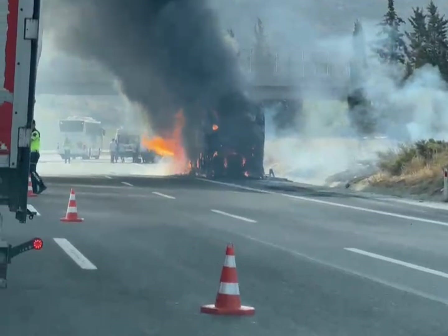 Şof&ouml;r, yolcuları tahliye etti otob&uuml;s alev alev yandı

