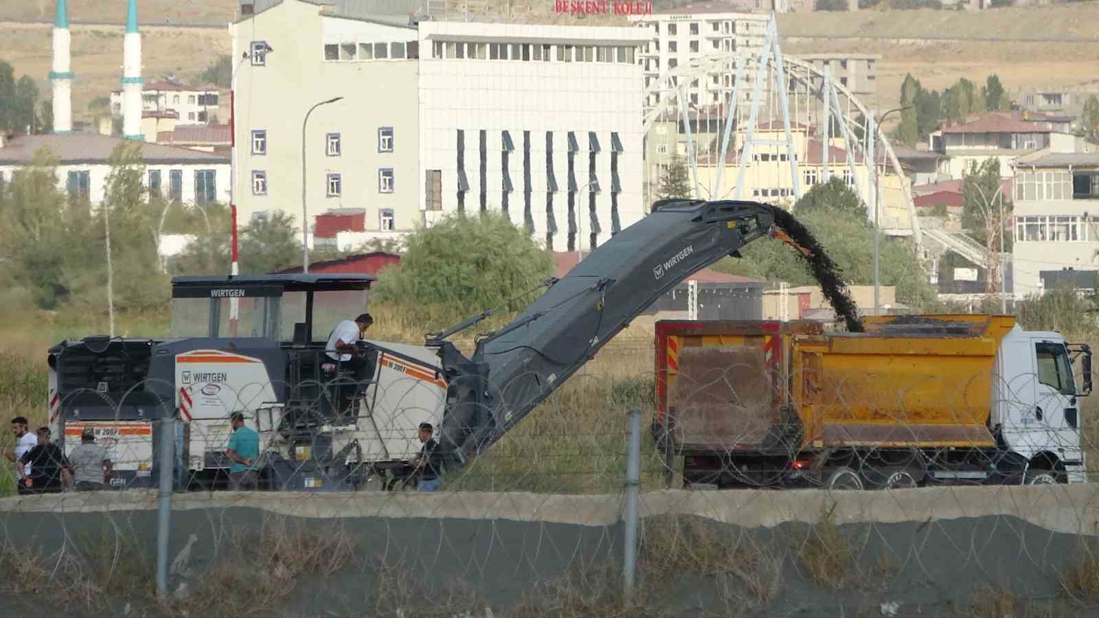 Van Ferit Melen Havalimanında pist s&ouml;kme &ccedil;alışmaları başladı

