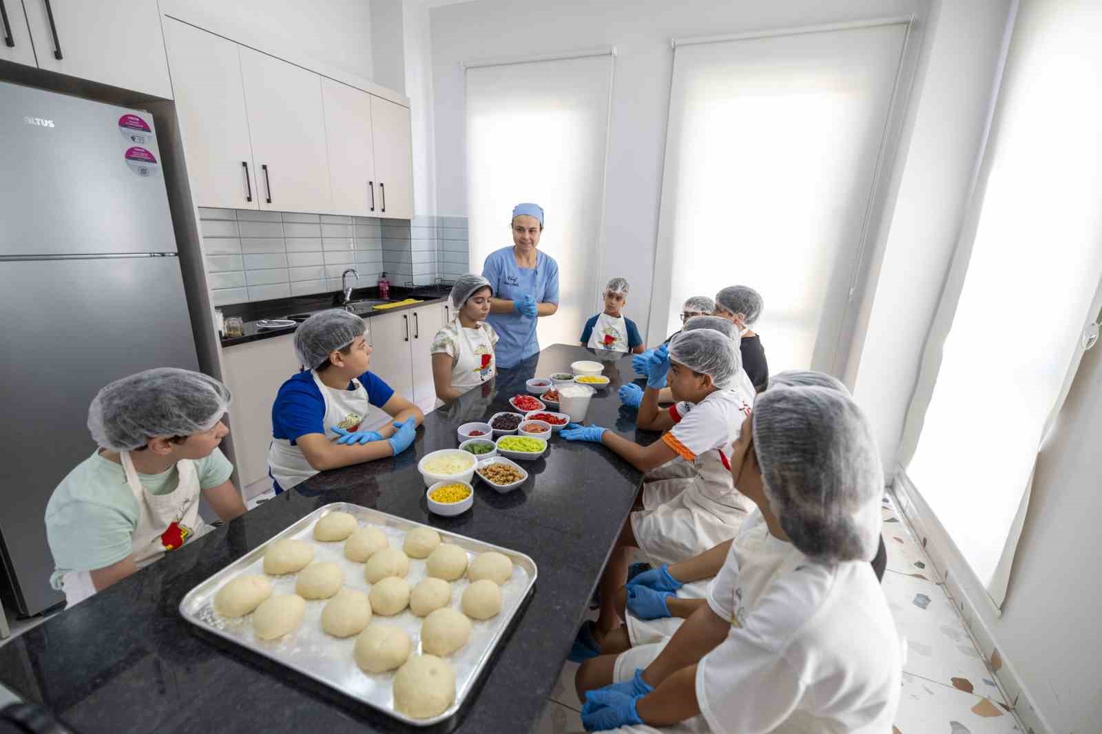 Mersin&rsquo;de minik şefler yemek yapmayı &ouml;ğreniyor
