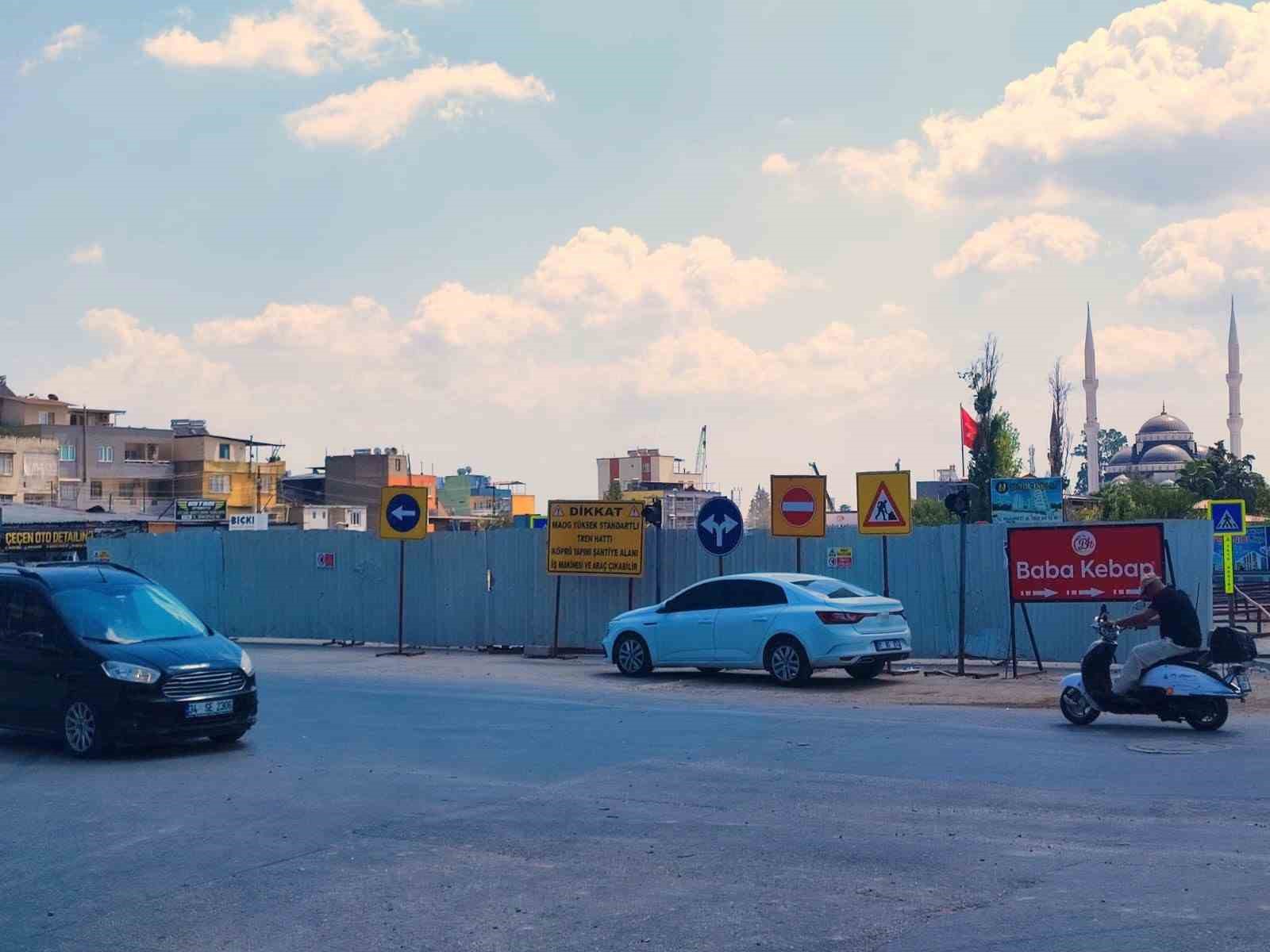 M&uuml;teahhidin &ouml;ld&uuml;ğ&uuml; yolda kazalar bitmiyor
