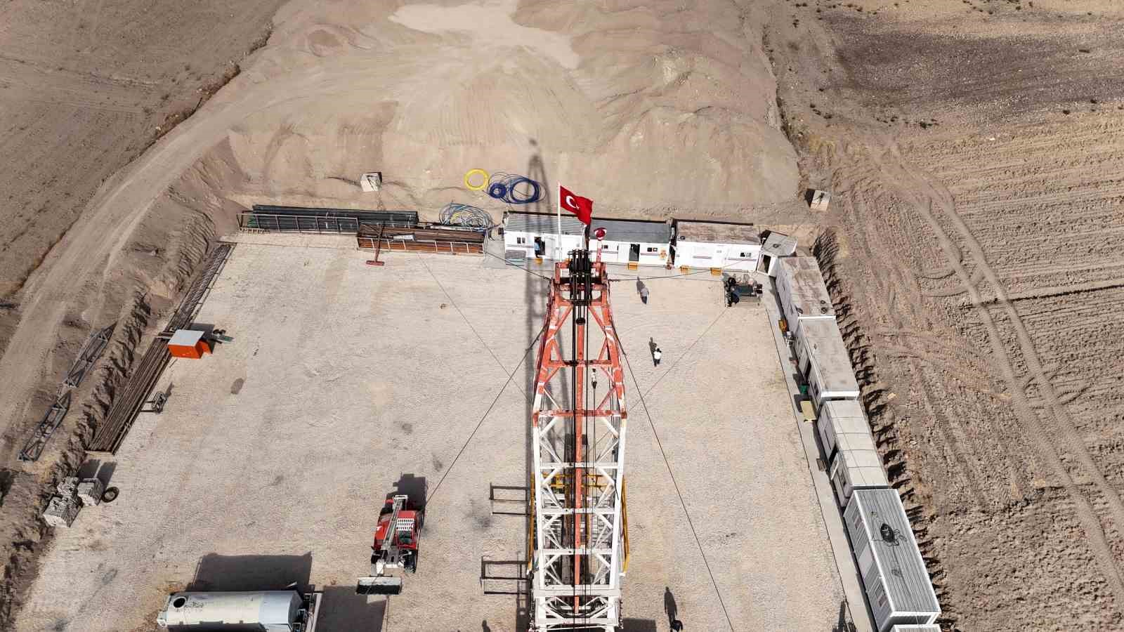 Başkan B&uuml;y&uuml;kkılı&ccedil;, Jeotermal Kaynaklı Sera Organize Tarım B&ouml;lgesi &ccedil;alışmalarını yerinde inceledi
