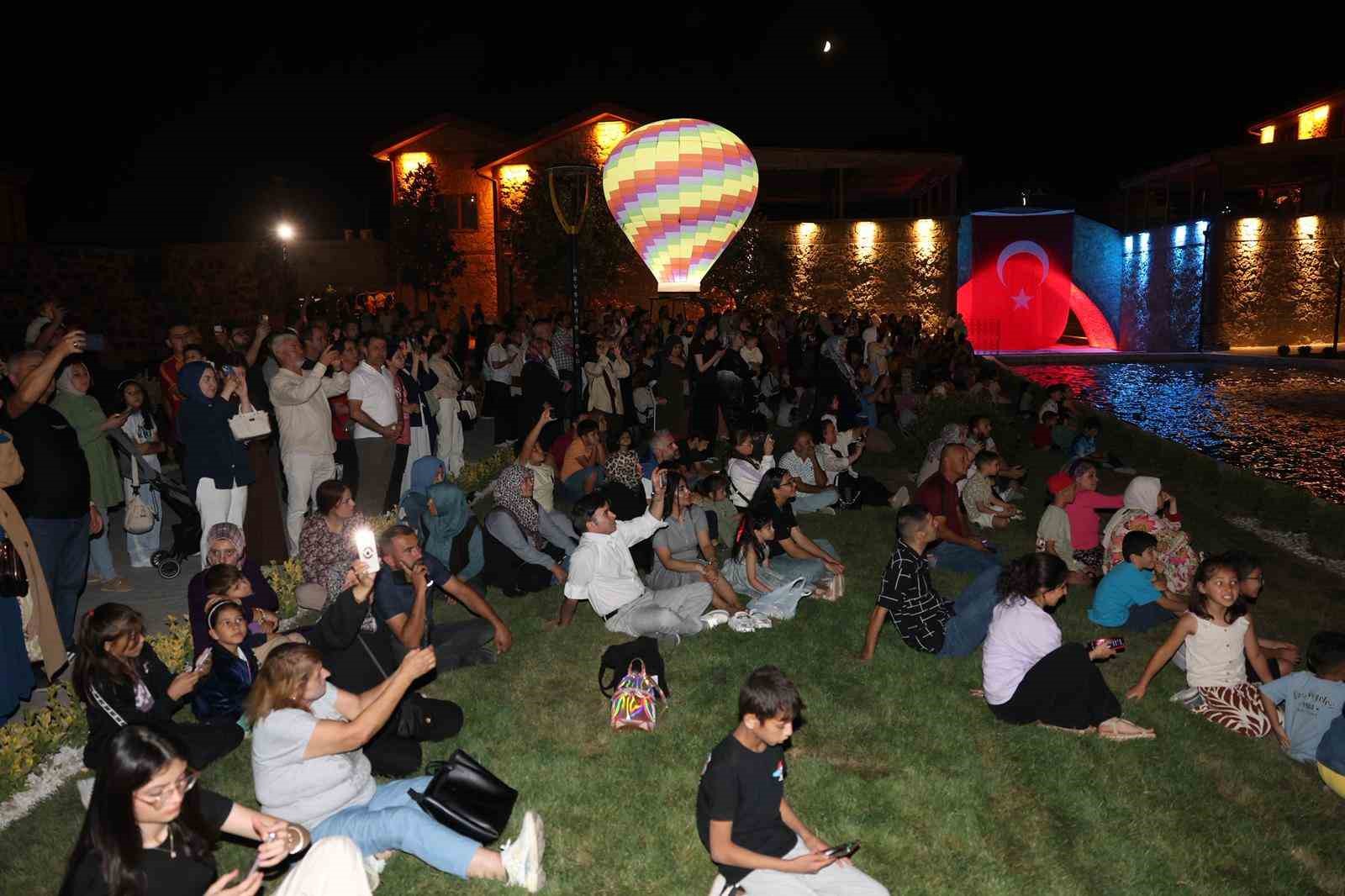 Kapadokya su ve ışık sahnesi Nevşehirlilerin g&ouml;zdesi oldu
