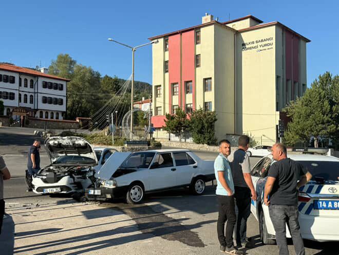 2 otomobil kafa kafaya çarpıştı