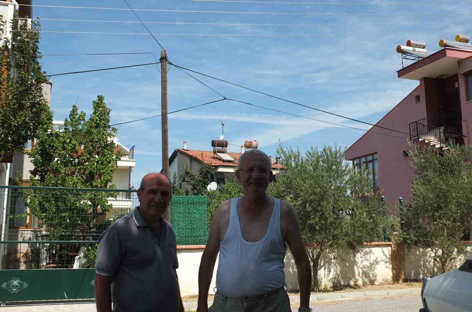 Balıkesir Burhaniye&rsquo;de g&ouml;ky&uuml;z&uuml;ndeki u&ccedil;ak izleri ilgi g&ouml;rd&uuml;
