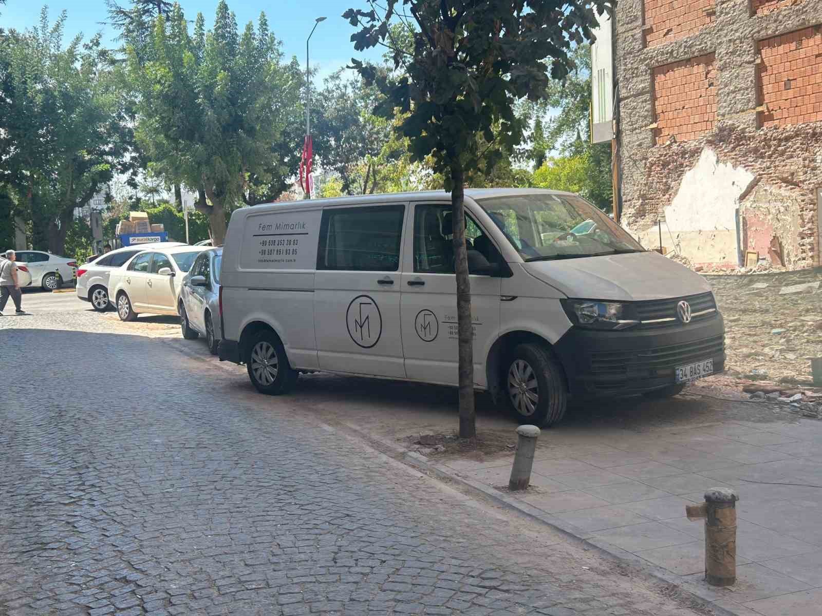 Kaldırım değil adeta park alanı
