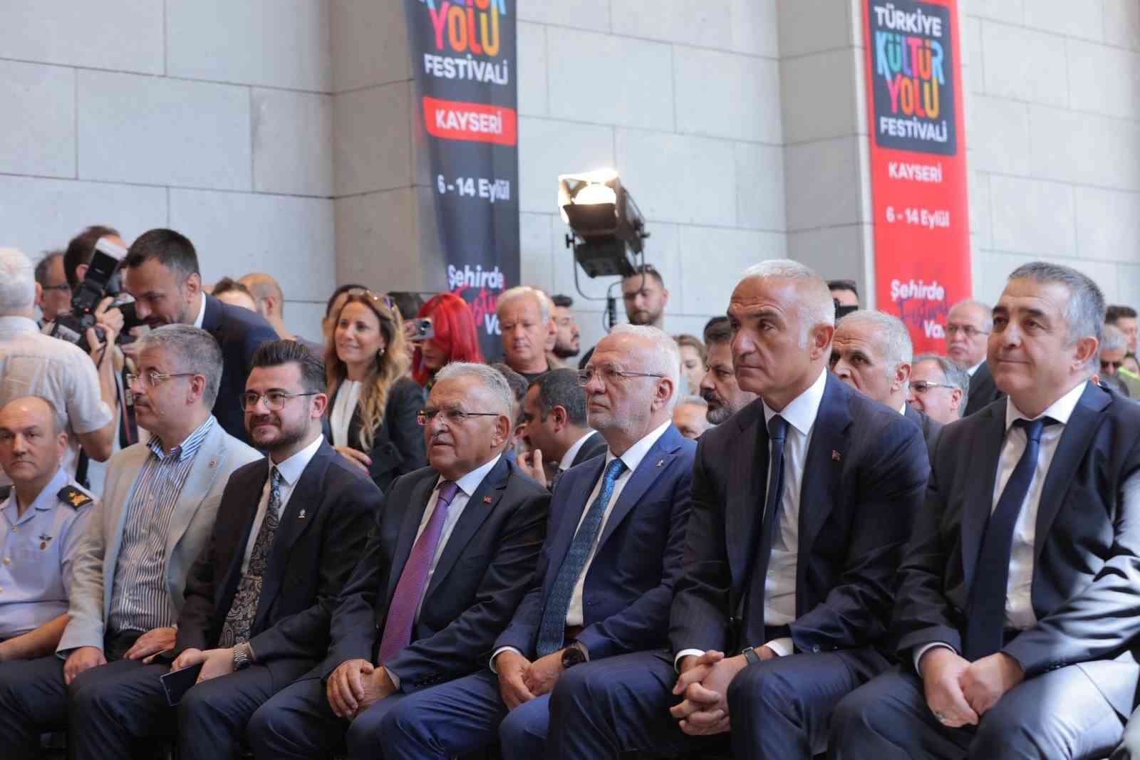 Bakan Ersoy: "Silahların değil, şarkıların, türkülerin sesinin çıkmasını istiyoruz"