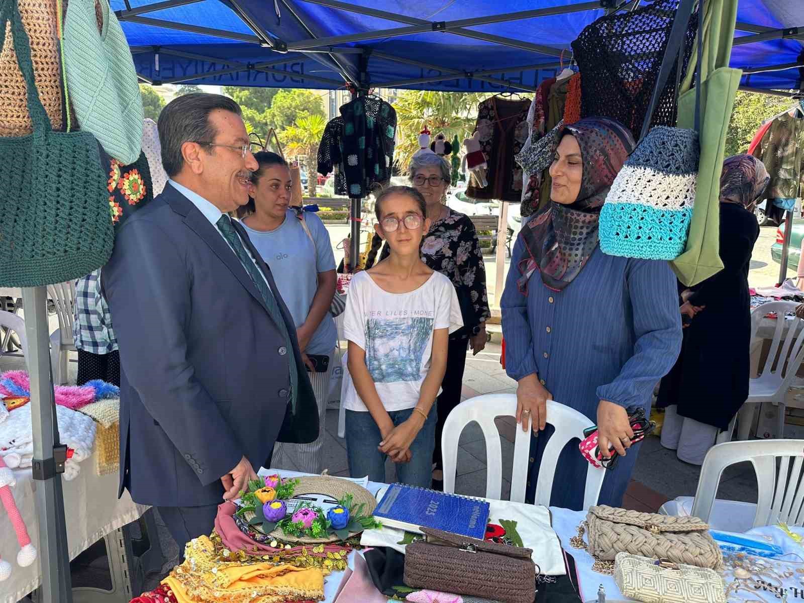 Burhaniye Kaymakamı kadın emeği pazarını ziyaret etti