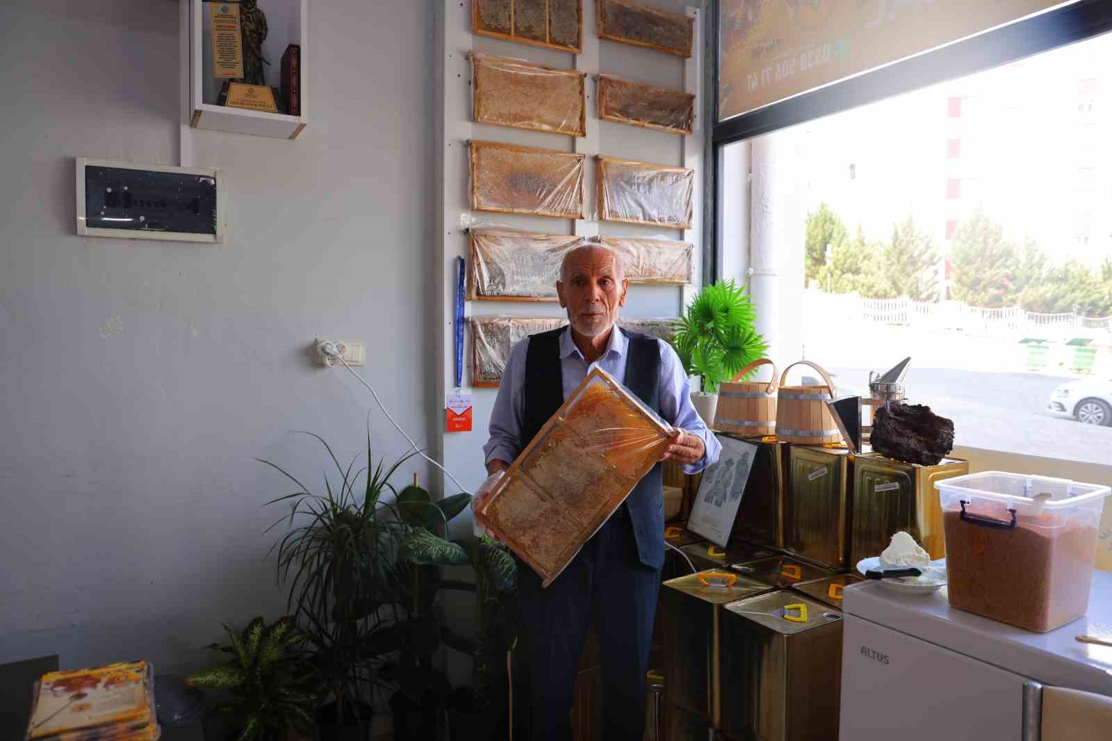 Kahramanmaraşlı balcıdan videosunu paylaşan d&uuml;nyaca &uuml;nl&uuml; modacıya davet: "Balımızın tadına baksın"
