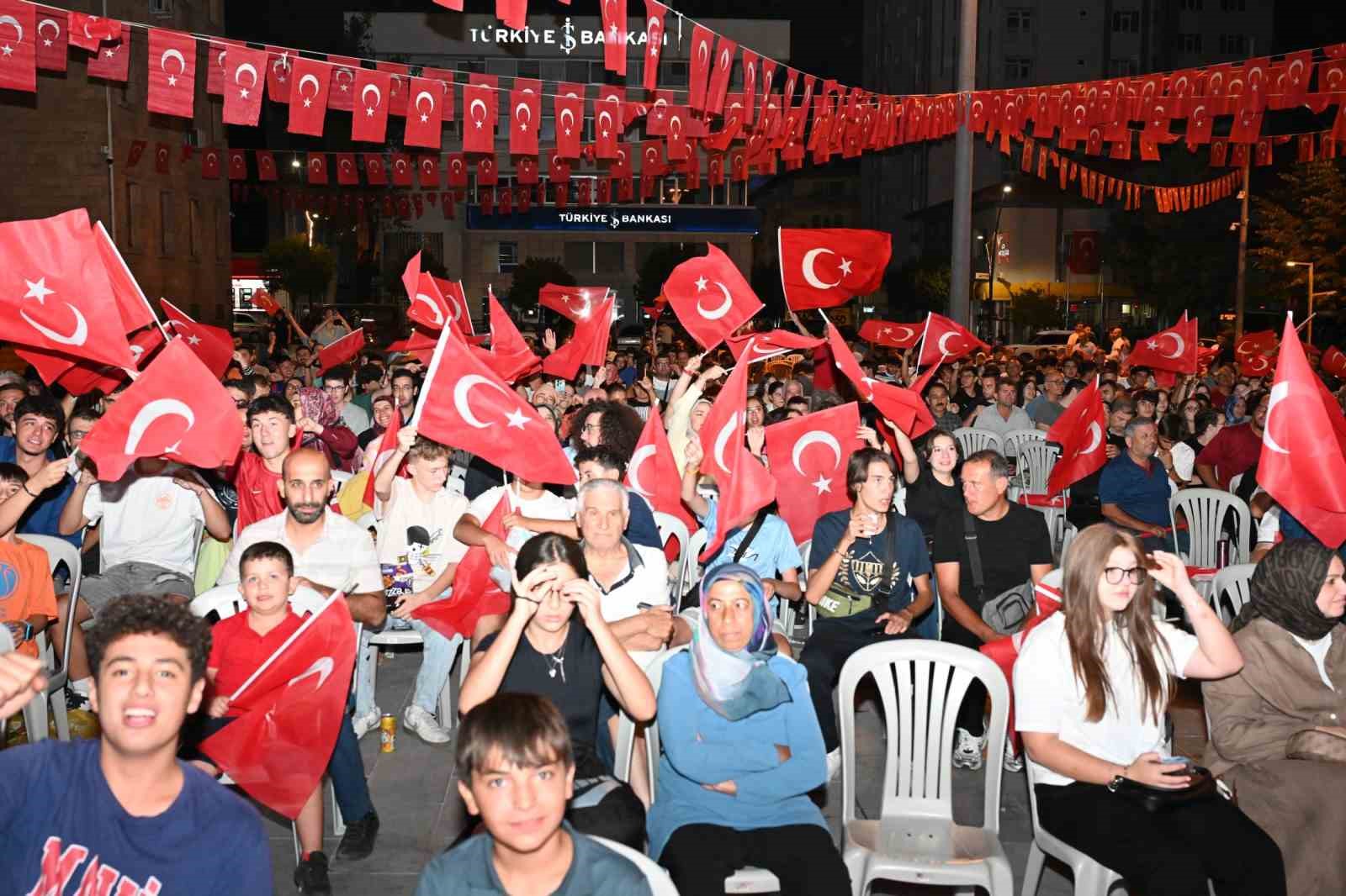 Isparta’da milli maç coşkusu meydanı doldurdu