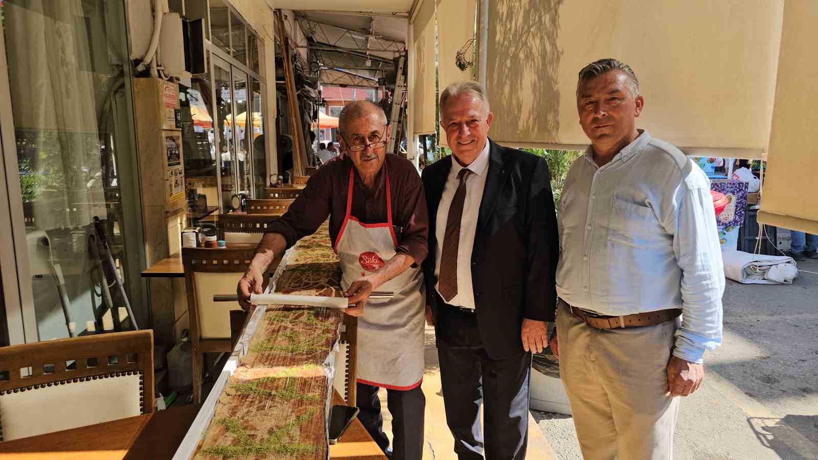 Kaymakam Gündoğdu’dan dev tahinli pidenin ustasına plaket