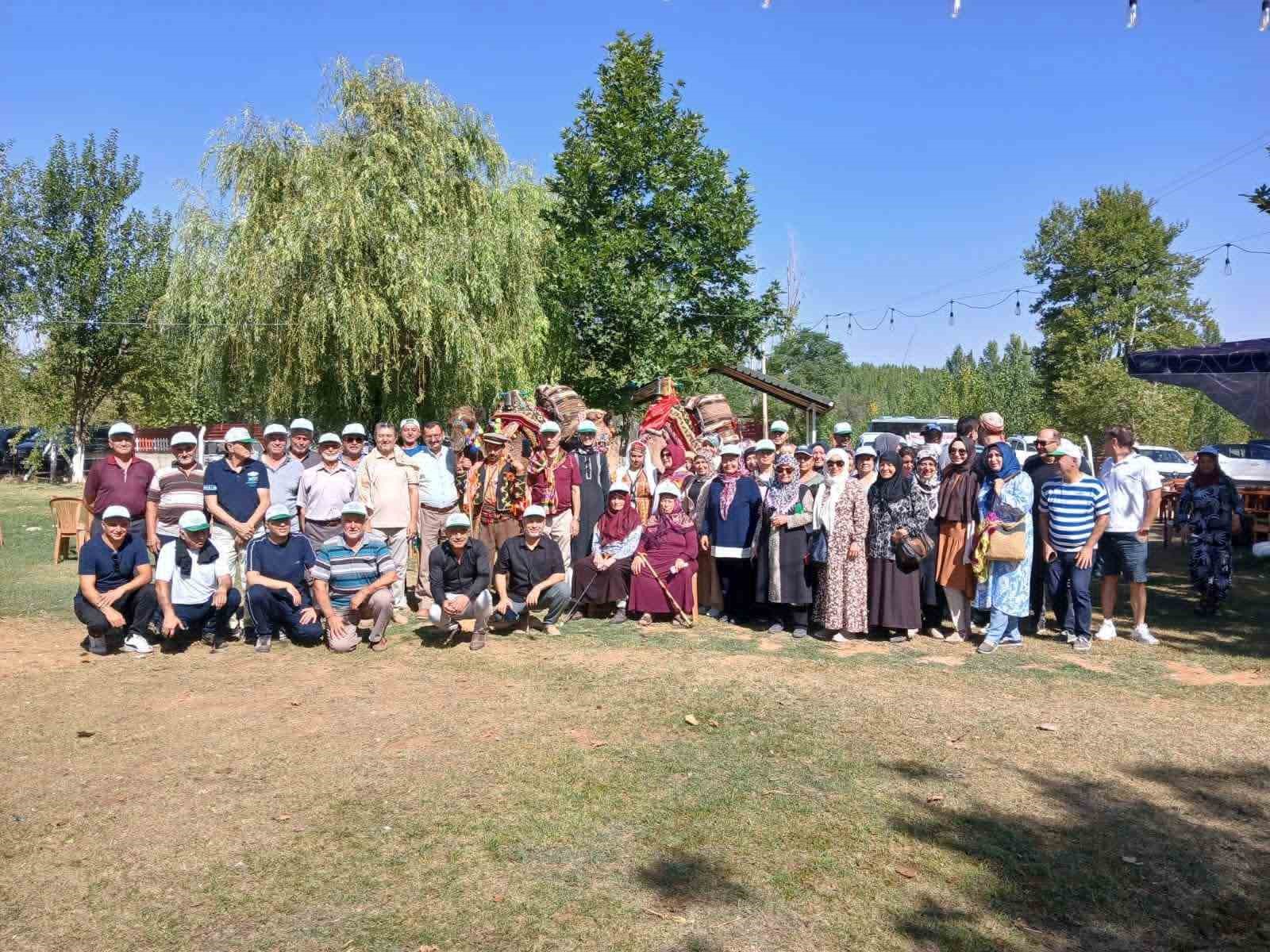 Deve kervanı 105 yıl sonra tarihi Hançalar Köprüsünden geçti
