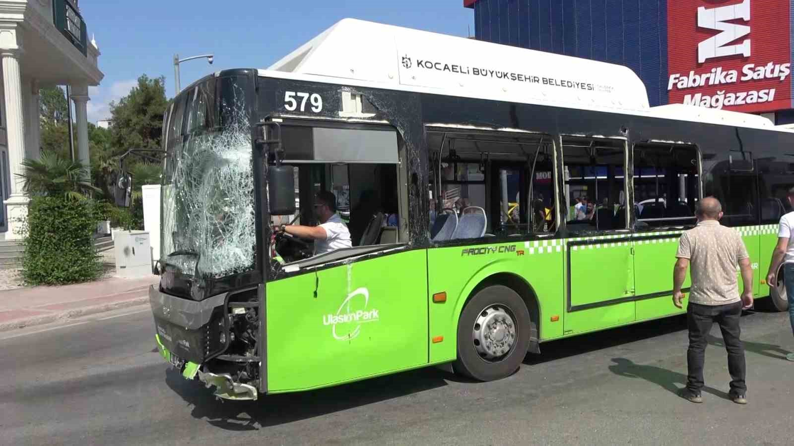 Yolcu otobüsü ile kamyonet çarpıştı: 1’i çocuk 6 yaralı
