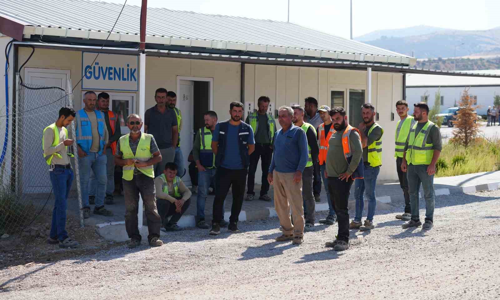 Otoyol şantiyesinde işçi krizi: Maaşlarını alamayınca oturma eylemi başlattılar
