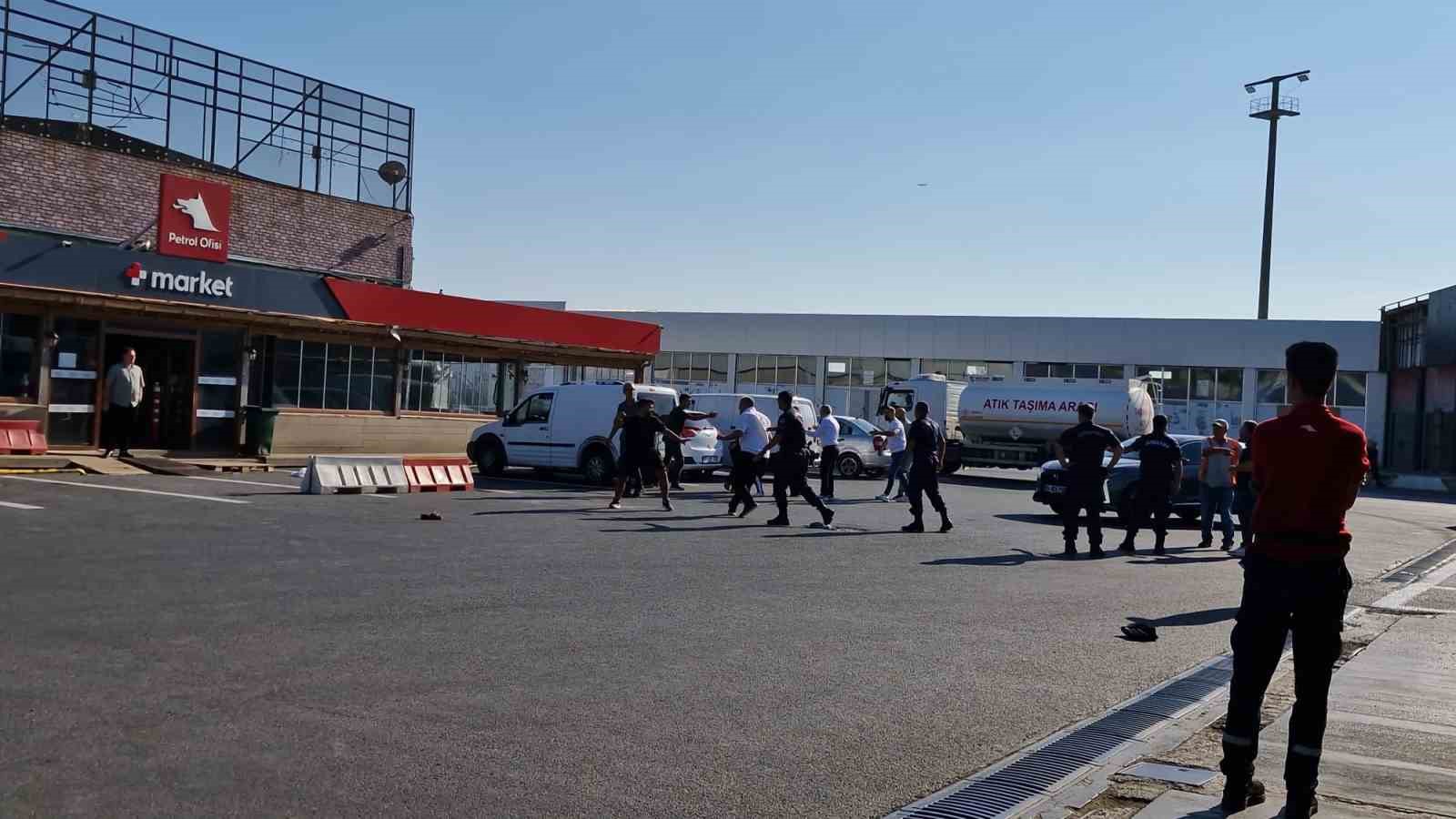 Omuz atma tartışmasında iki aile birbirine girdi