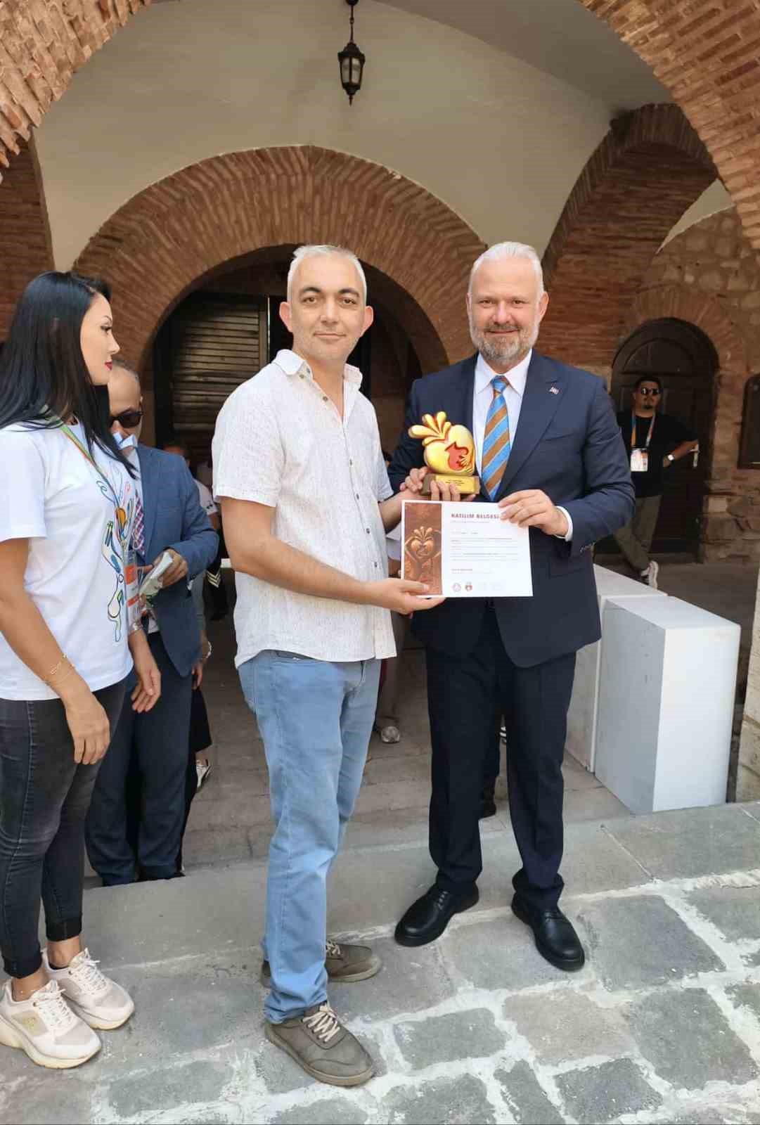 Manisalı fotoğrafçılar Menemen’de ödüllerini aldı