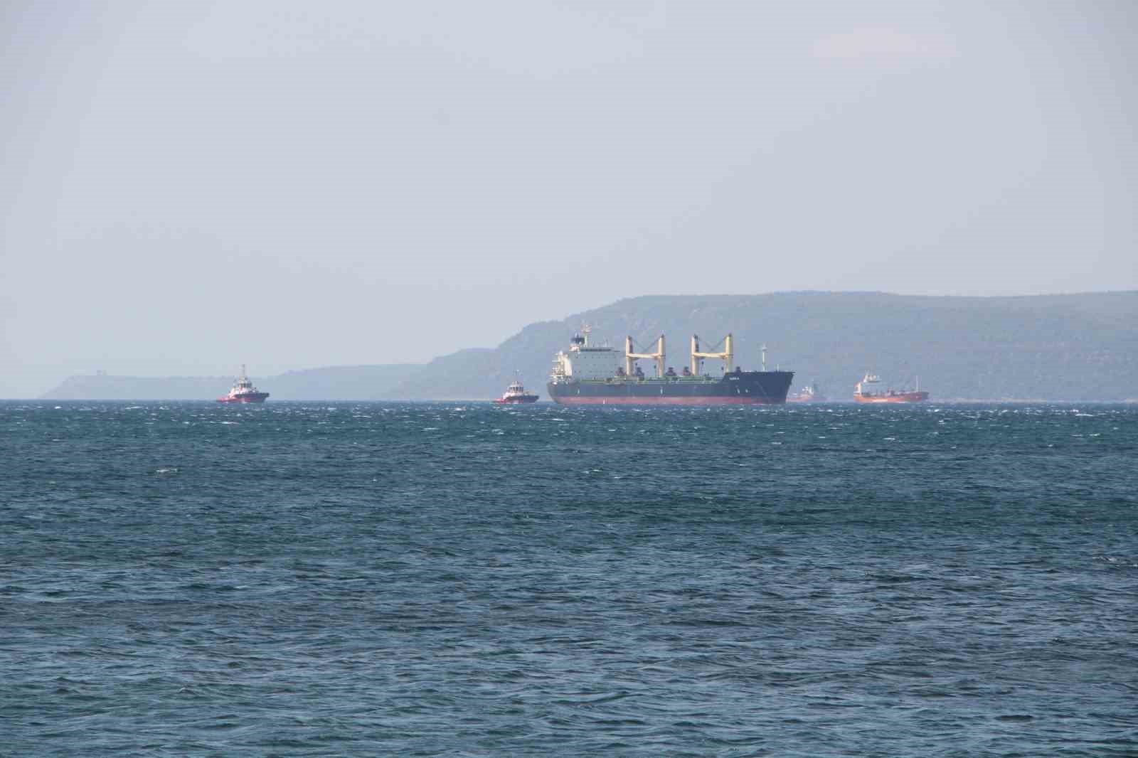 &Ccedil;anakkale Boğazı&rsquo;ndan ge&ccedil;en genel kargo gemisi makine arızası yaptı
