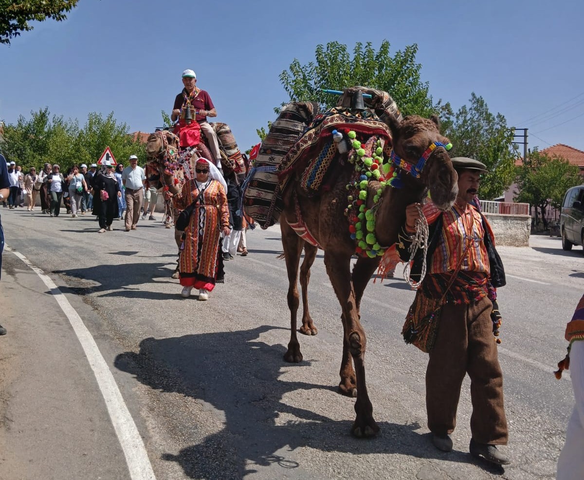 Deve kervanı 105 yıl sonra tarihi Hançalar Köprüsünden geçti