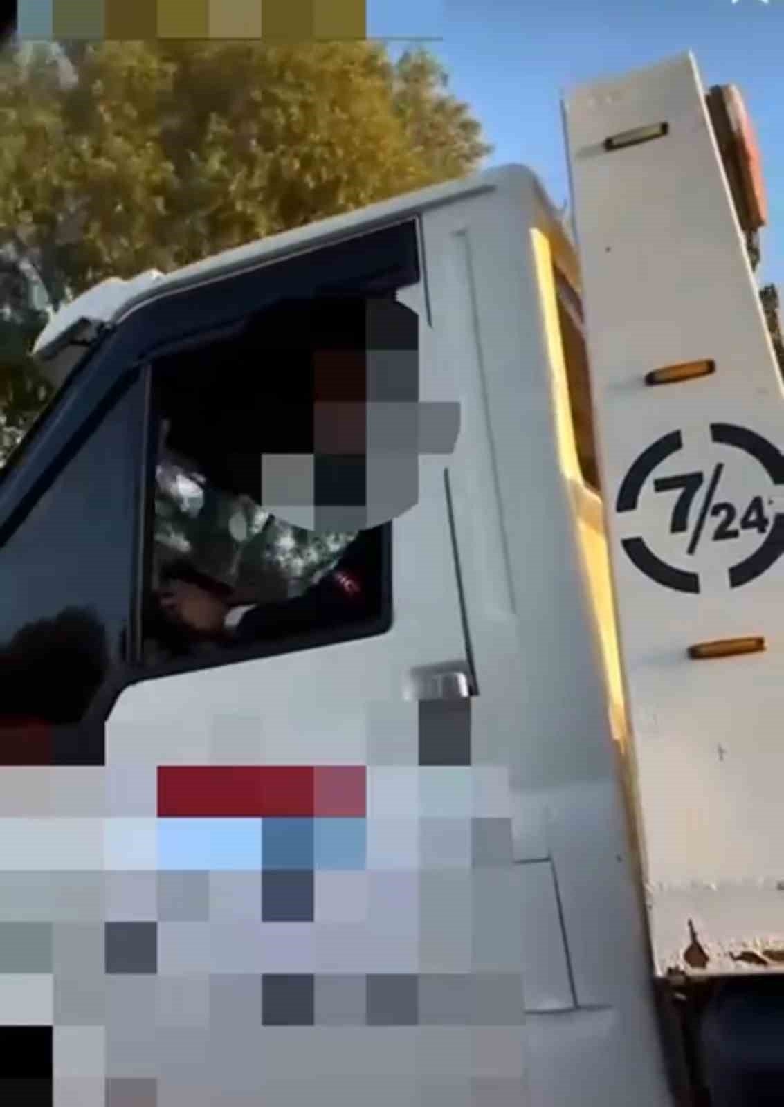 D&uuml;ğ&uuml;n konvoyunda tehlike sa&ccedil;an &ccedil;ekici s&uuml;r&uuml;c&uuml;s&uuml;ne 19 bin 527 TL para cezası
