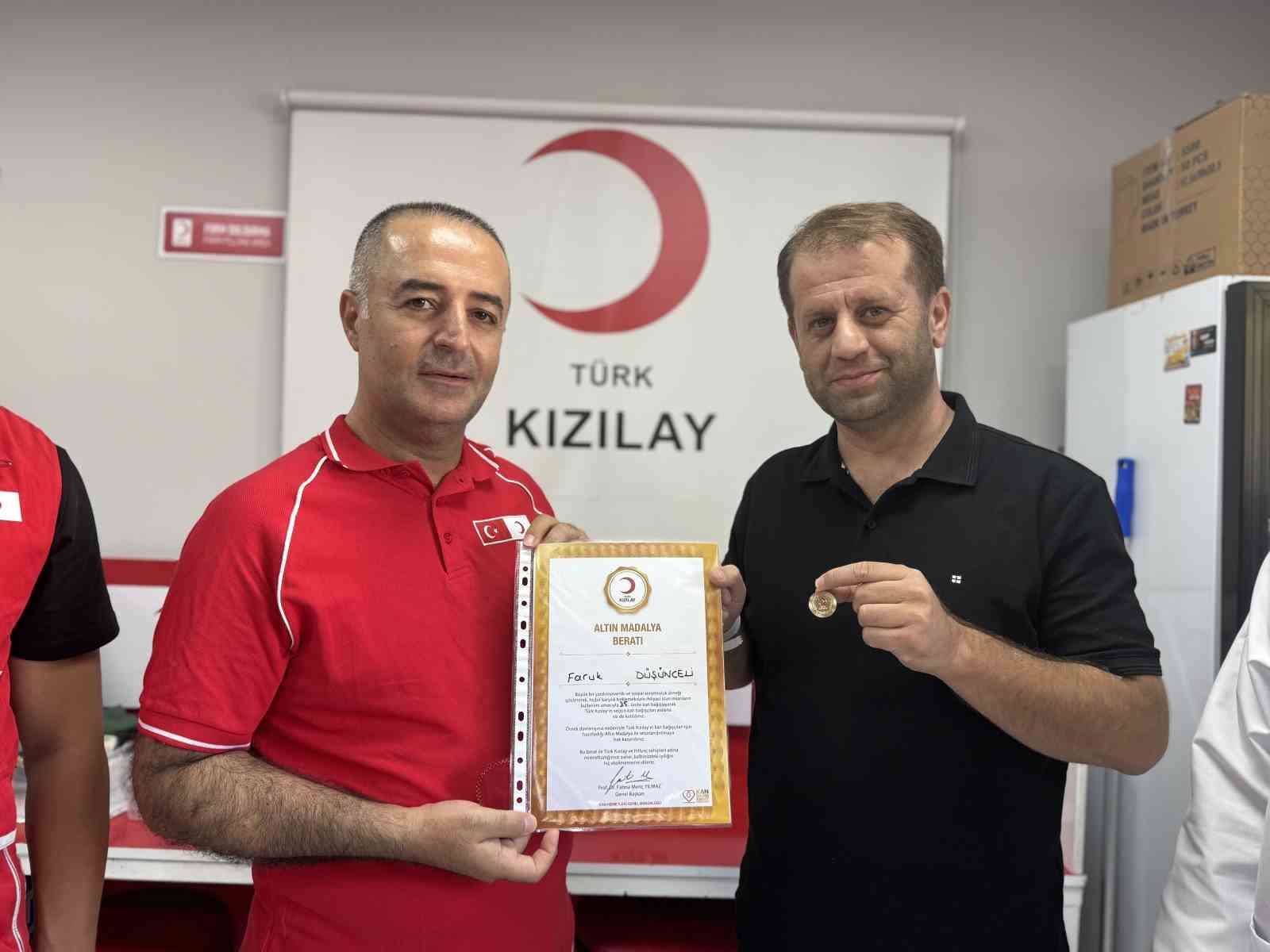 Mardin’de 40. kez kan bağışı yapan gönüllüye madalya verildi