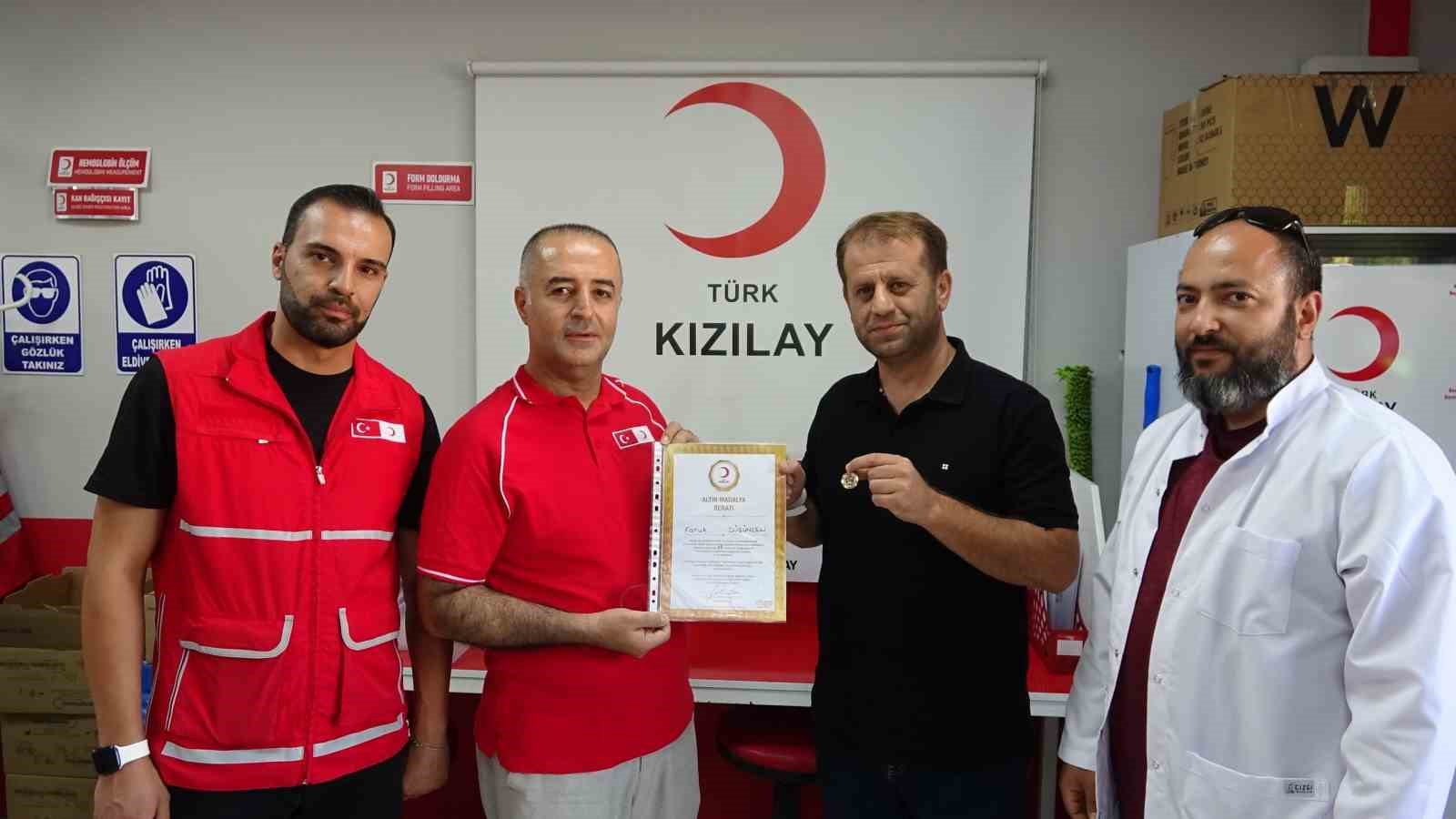 Mardin’de 40. kez kan bağışı yapan gönüllüye madalya verildi