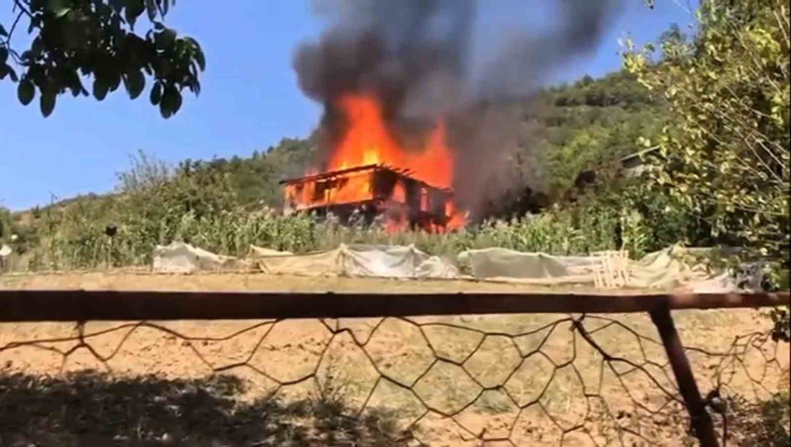 Karabük’te ahşap evde çıkan yangın ormanlık alana sıçradı