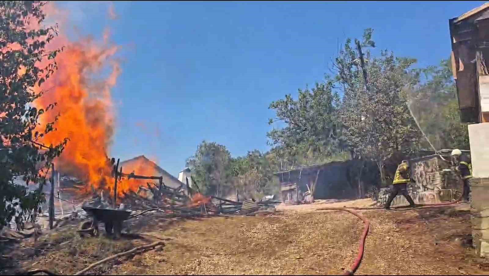 Karabük’te ahşap evde çıkan yangın ormanlık alana sıçradı
