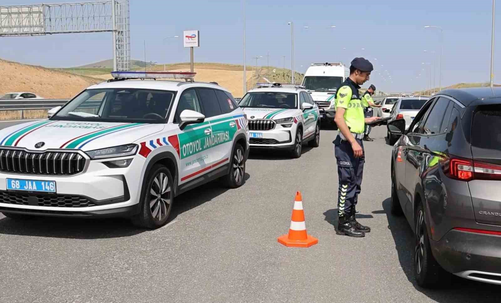 Aksaray trafik jandarması otoyolda denetimde
