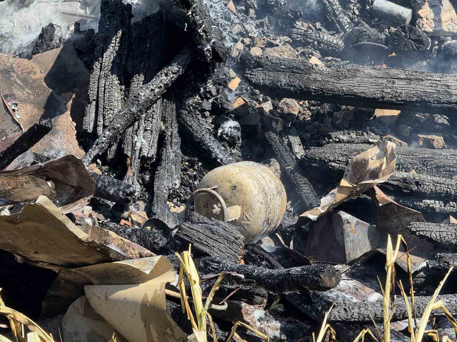 Ahşap evden ormanlık alana sı&ccedil;rayan yangın kontrol altına alındı
