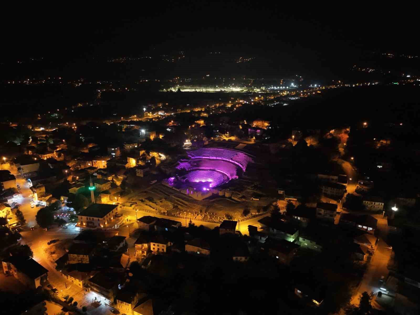 Konuralp Antik Kent Halk Sağlığı Haftası&rsquo;nda mor ışıklandırıldı
