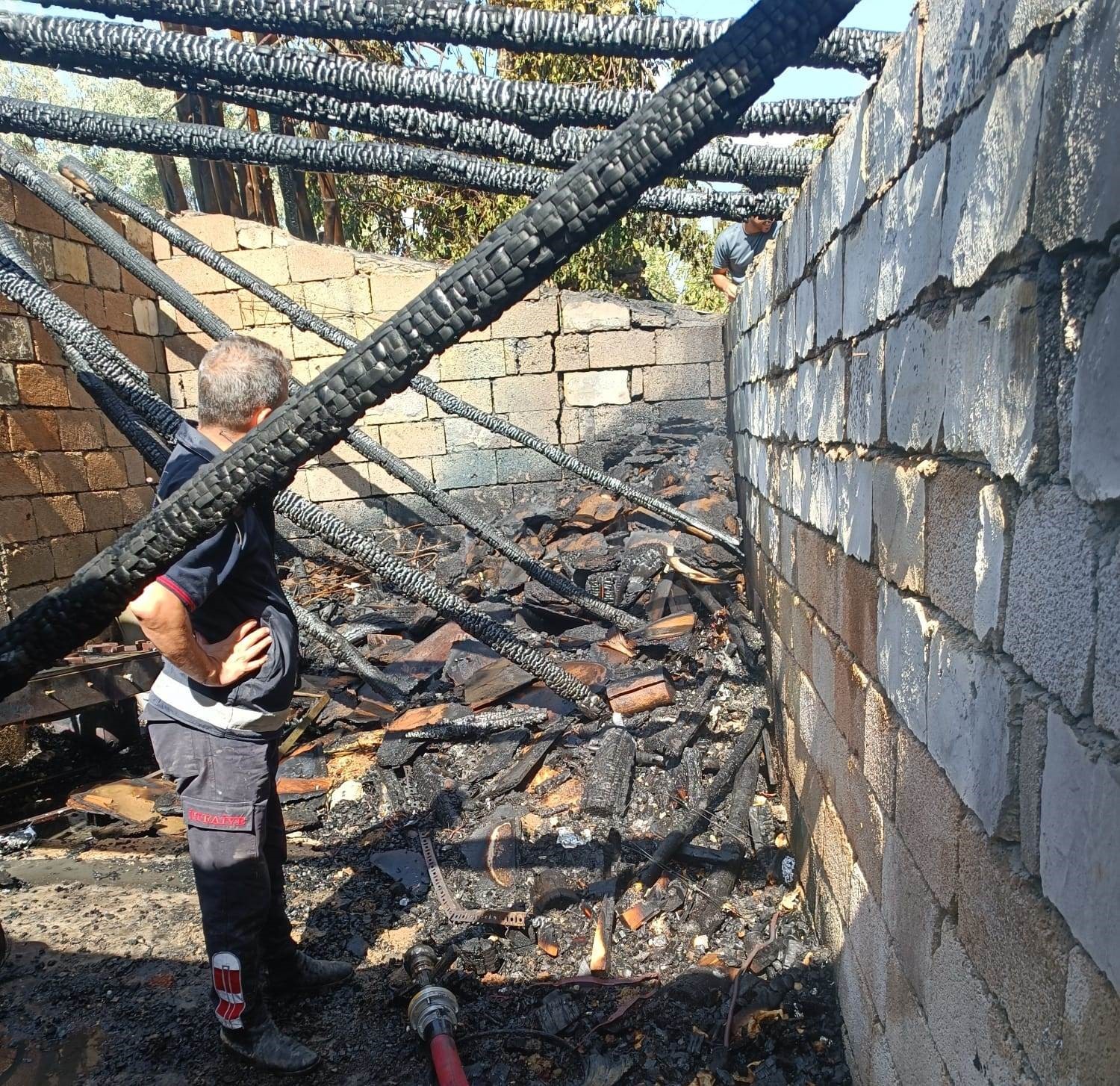 Van’da odunluk yangını