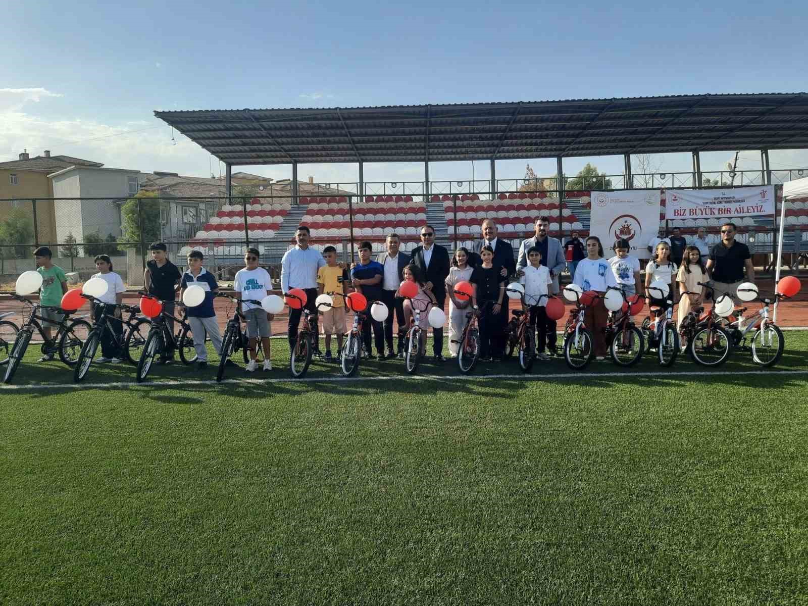 Silopi Kaymakamı Partal, başarılı &ouml;ğrencilere bisiklet hediye etti
