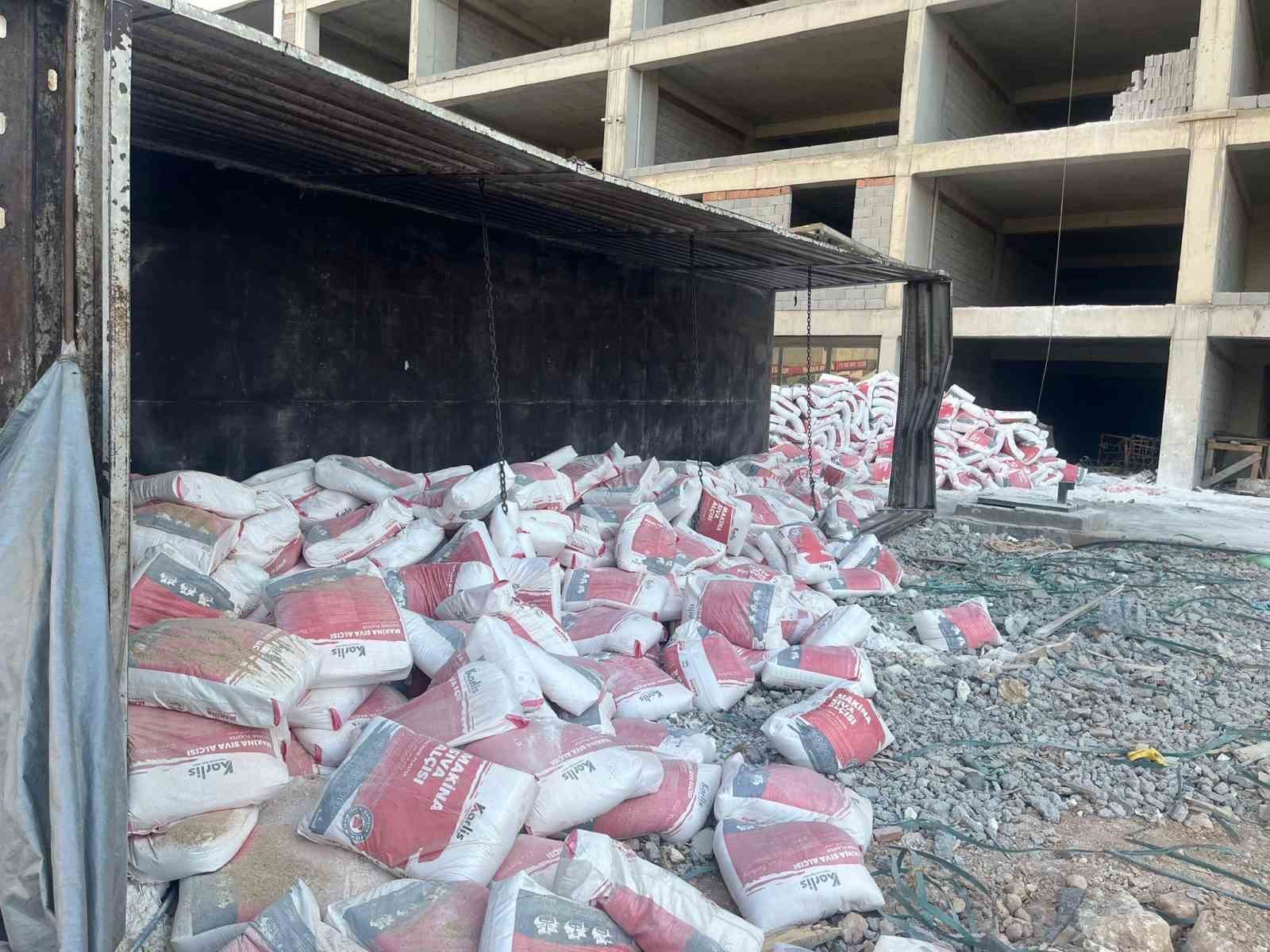 Mardin&rsquo;de devrilen tırın s&uuml;r&uuml;c&uuml;s&uuml; yaralandı
