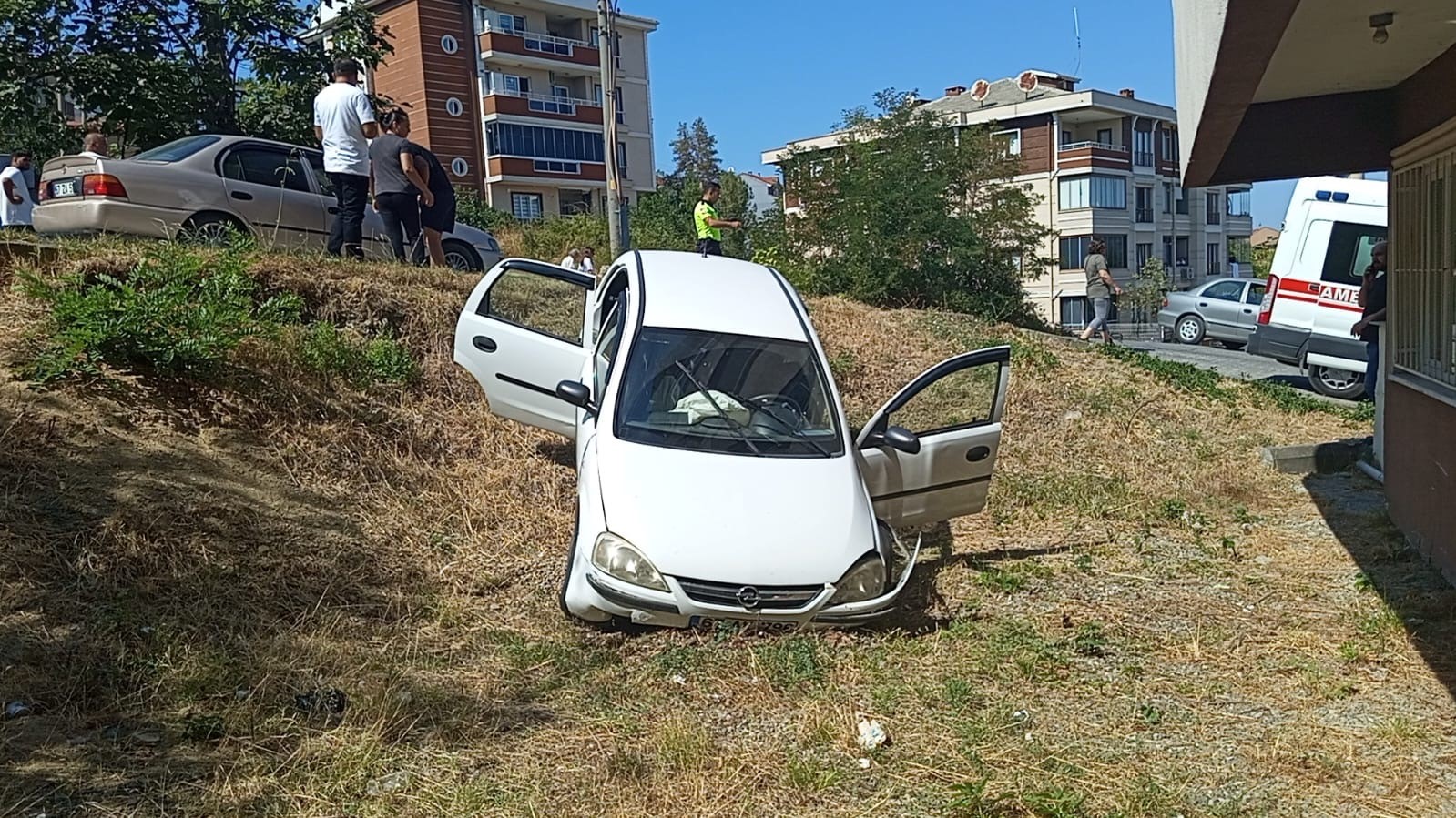 Çaycuma’da iki otomobil çarpışınca araç yoldan çıktı: 1 yaralı