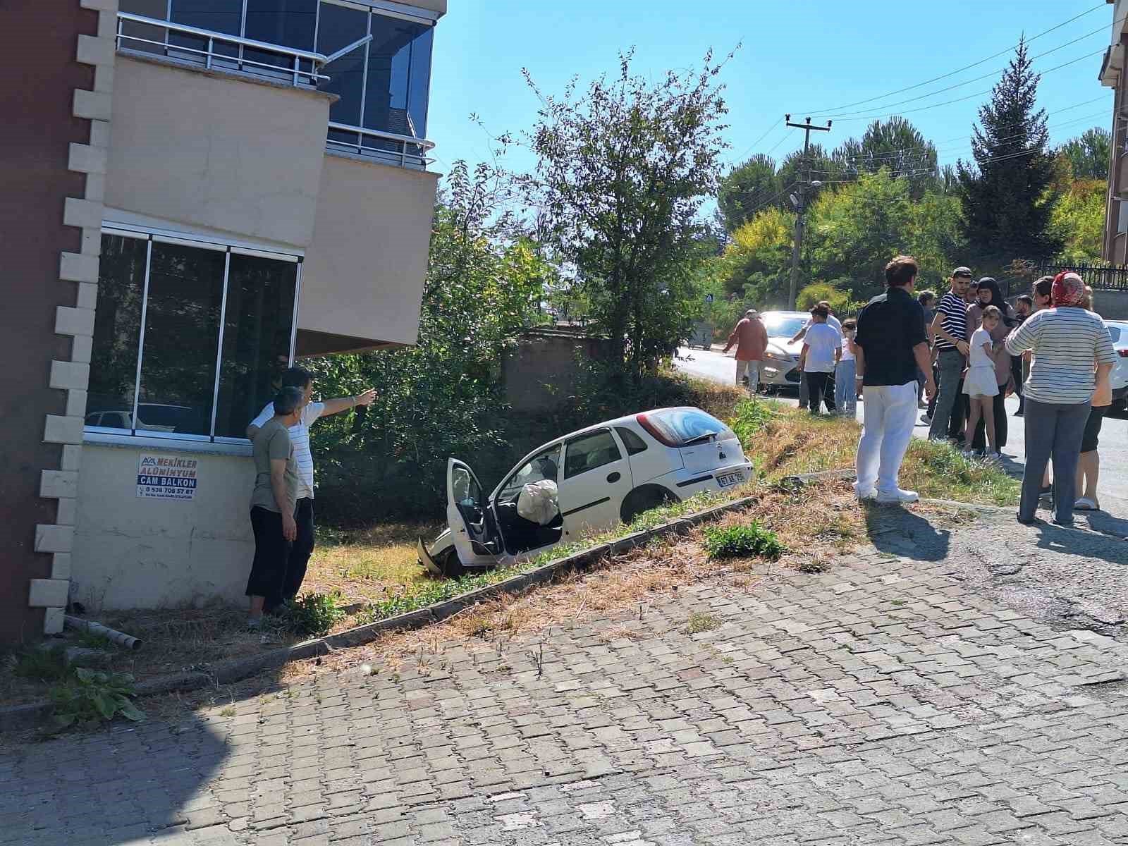 &Ccedil;aycuma&rsquo;da iki otomobil &ccedil;arpışınca ara&ccedil; yoldan &ccedil;ıktı: 1 yaralı
