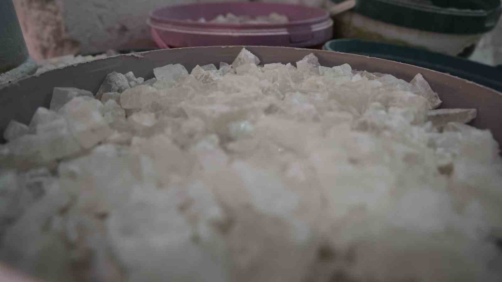 Kaya tuzu yazın kışlık &uuml;r&uuml;nlere, kışın s&uuml;s eşyasına kullanılıyor
