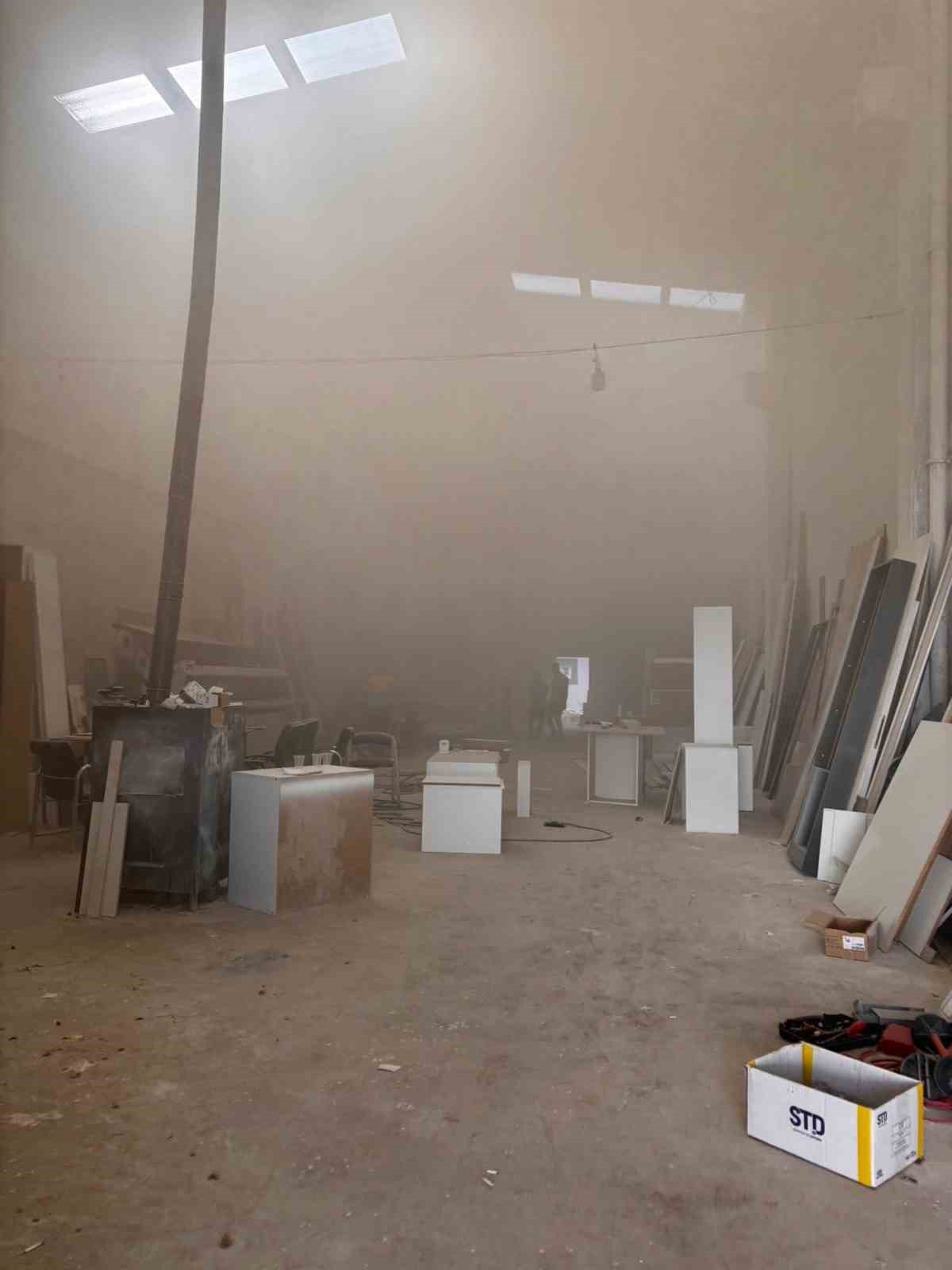 Beyşehir’de mobilya imalathanesinde yangın paniği