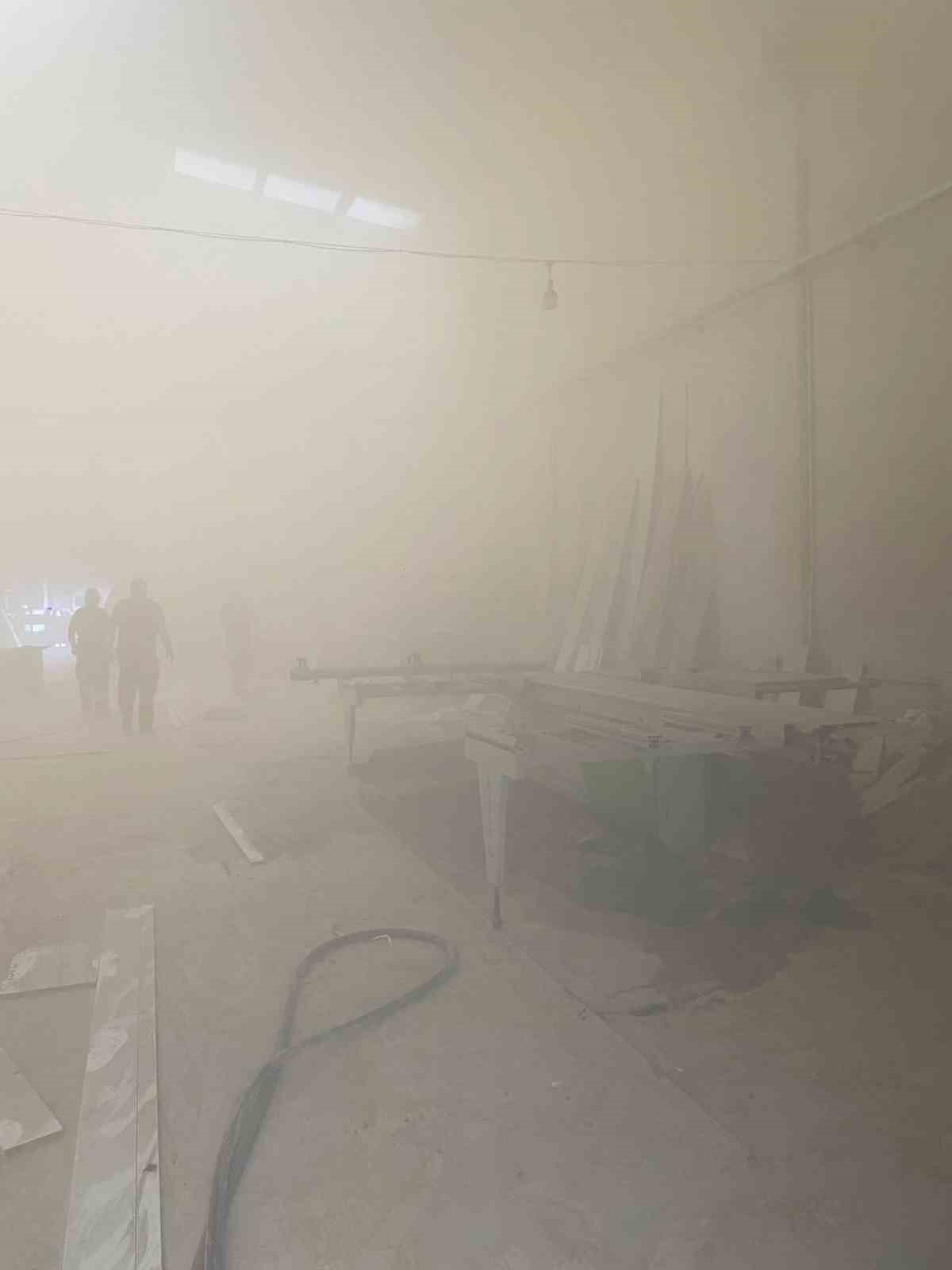 Beyşehir&rsquo;de mobilya imalathanesinde yangın paniği
