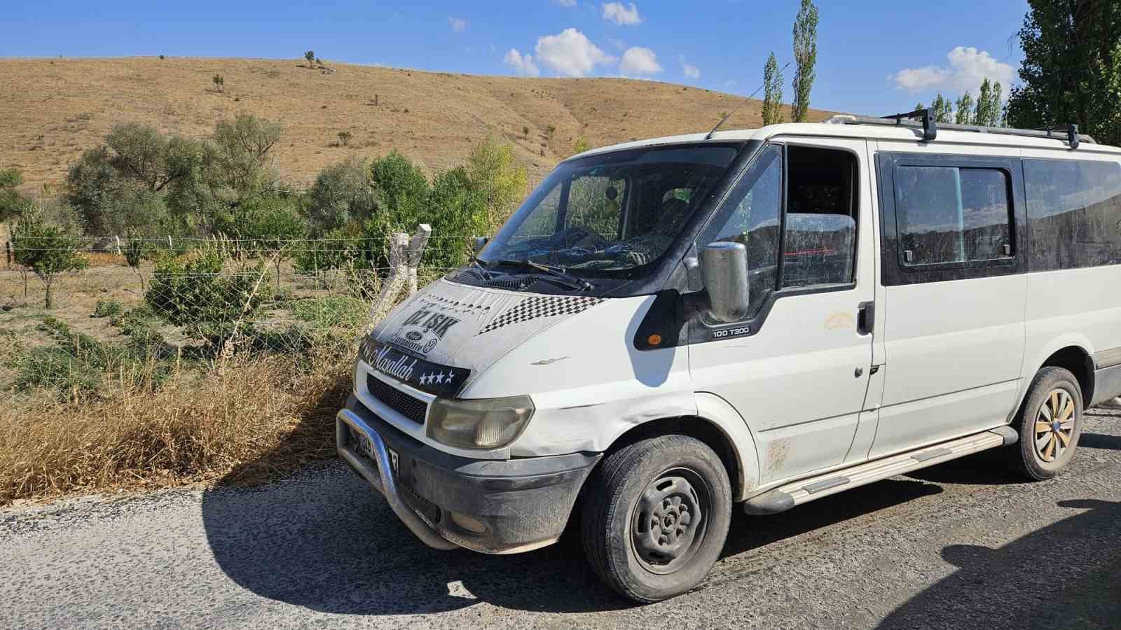 &Ccedil;orum&rsquo;da minib&uuml;s ile otomobil &ccedil;arpıştı: 2 yaralı
