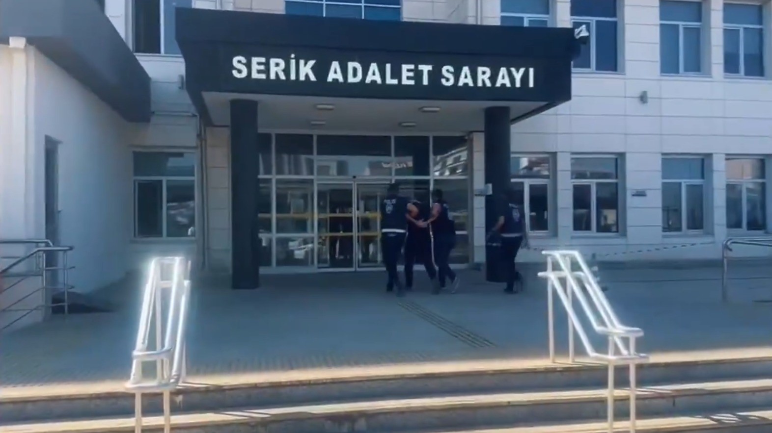 Şanlıurfa&rsquo;da otob&uuml;s şof&ouml;r&uuml;ne bı&ccedil;akla saldıran zanlı yakalandı
