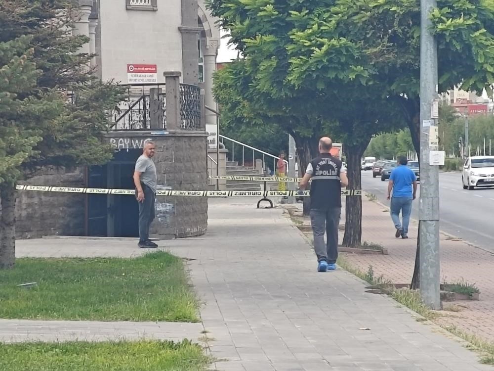 Cami tuvaletinde tartıştığı şahsı bıçaklayan şüpheli yakalandı