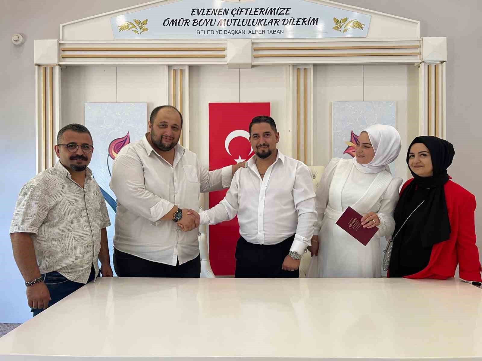 Nikahlarına yetiştiren şoförü şahit yaptılar