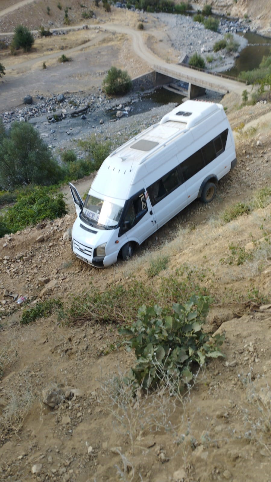 Bingöl’de kontrolden çıkan minibüs şarampole girdi: 7 yaralı