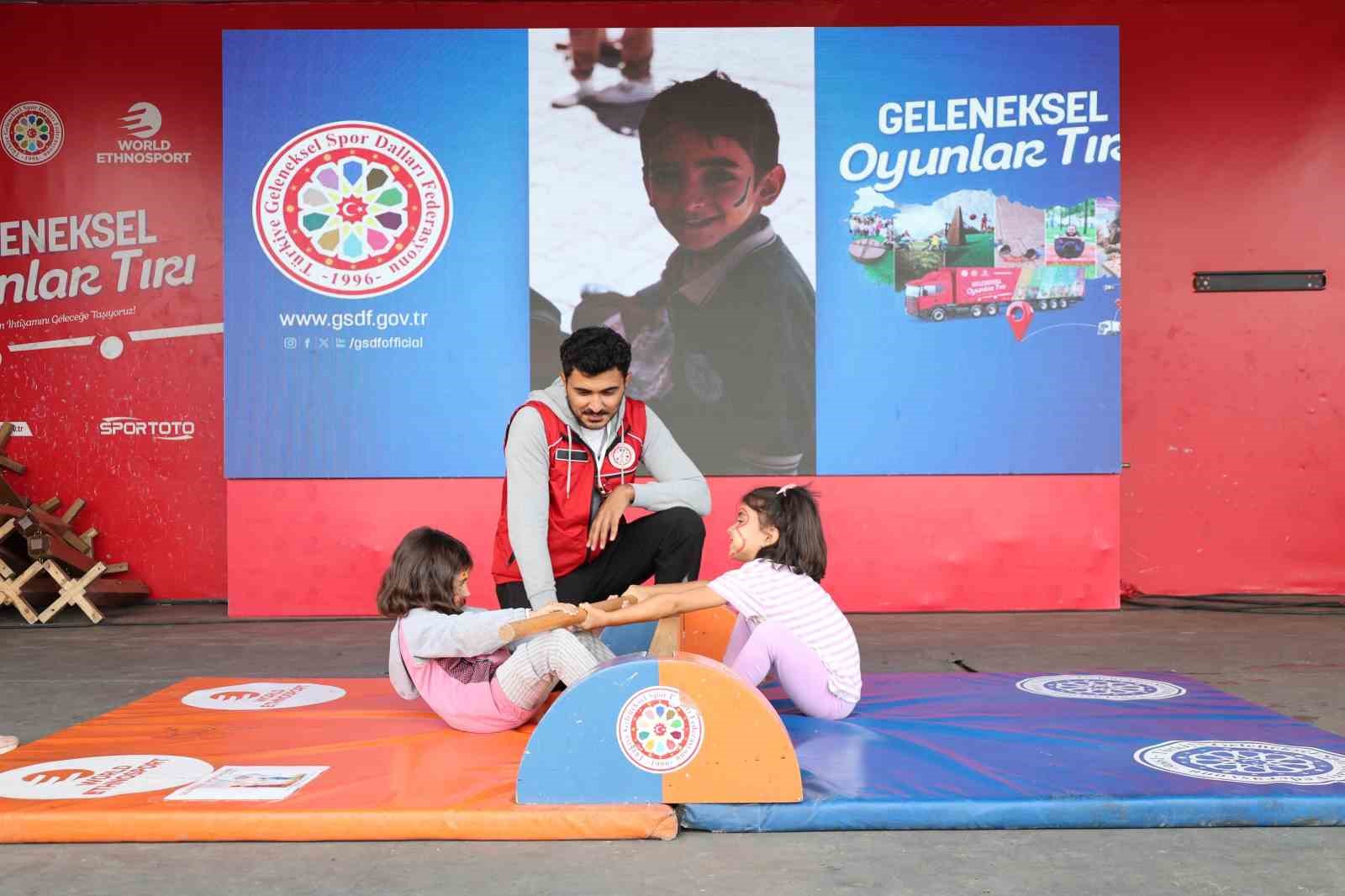 Ağrı&rsquo;da &ccedil;ocuklar geleneksel oyunlarla doyasıya eğlendi
