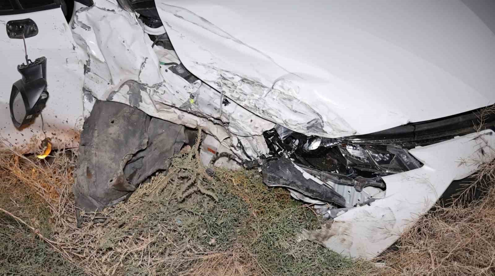 Aksaray&rsquo;da otomobil, hafif ticari araca &ccedil;arptı: 4 yaralı
