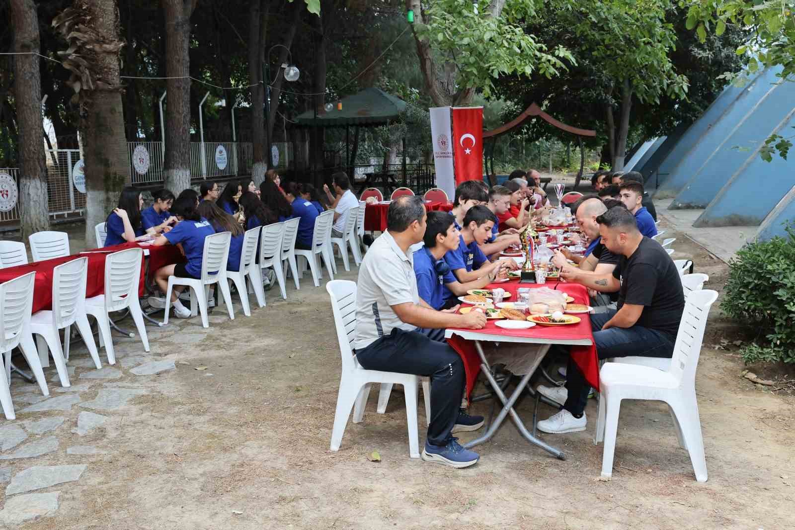 Şampiyonlar aynı sofrada buluştu
