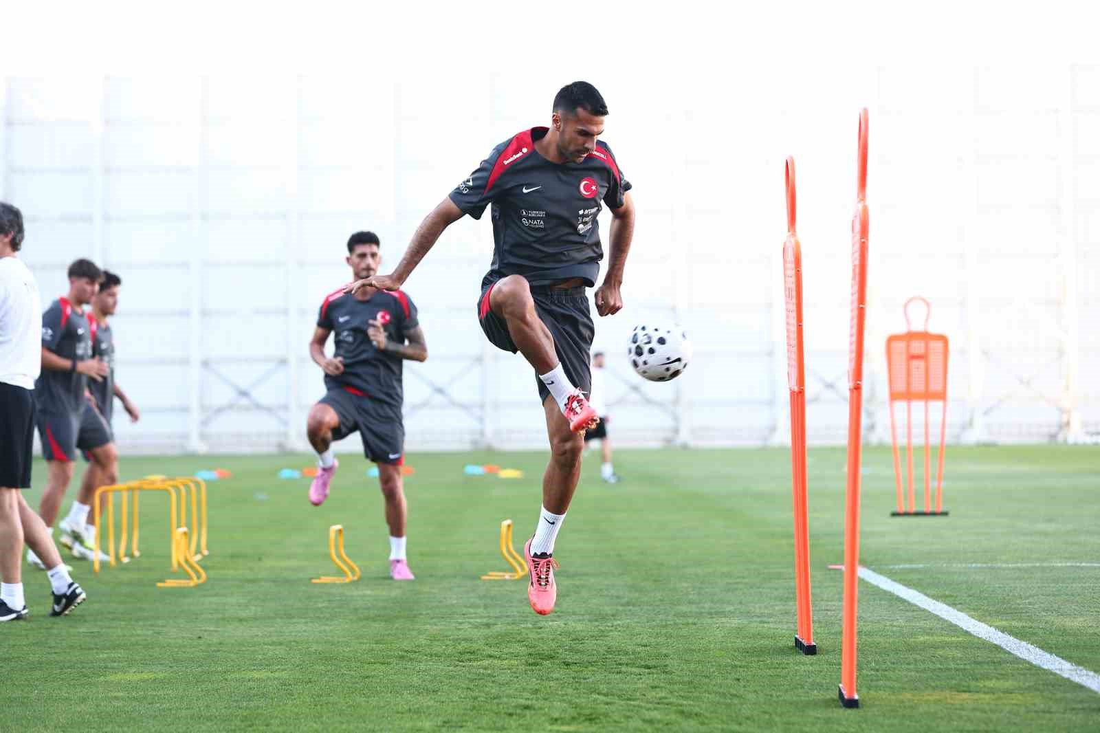 A Milli Futbol Takımı, İspanya maçı hazırlıklarına başladı