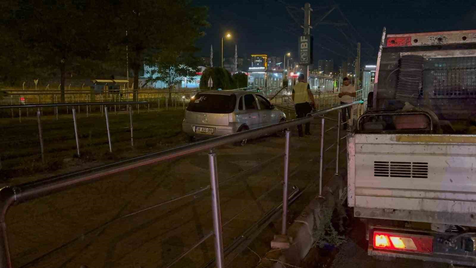 Tramvay yoluna giren alkoll&uuml; s&uuml;r&uuml;c&uuml; &ouml;nce ka&ccedil;tı sonra geri geldi
