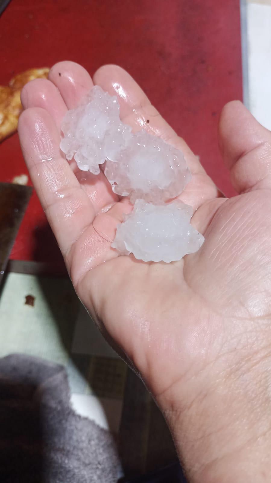 Manisa’da sağanak yağış sokakları göle çevirdi